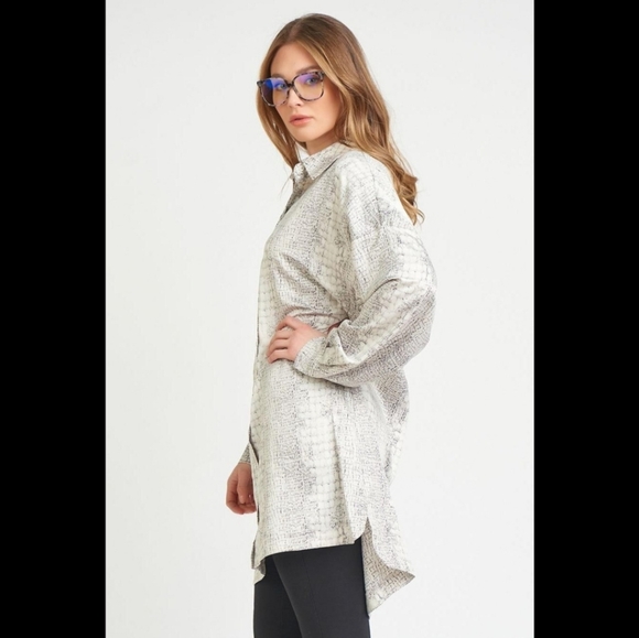 Black Tape Cream Snake Print Tunic Blouse Size M - Picture 2 of 8